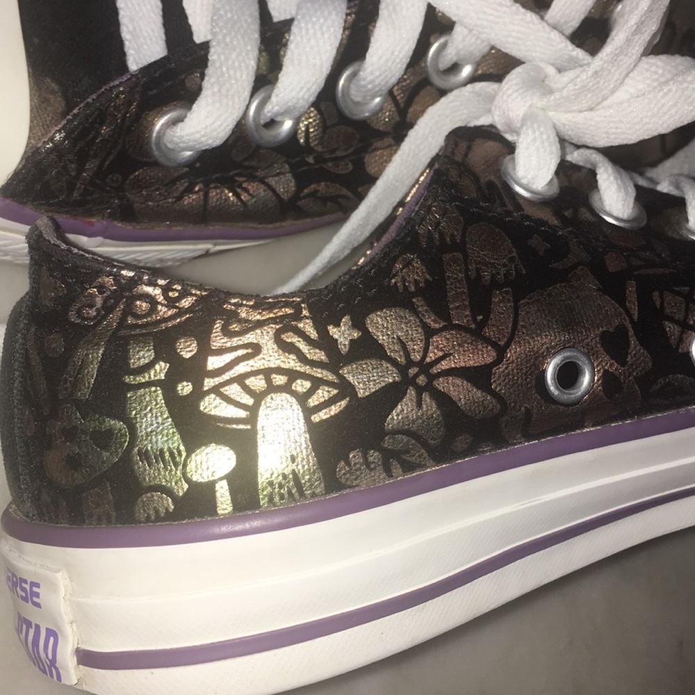 Converse Women’s Low Tops Skull Metallic 7 M EUC - Picture 8 of 8